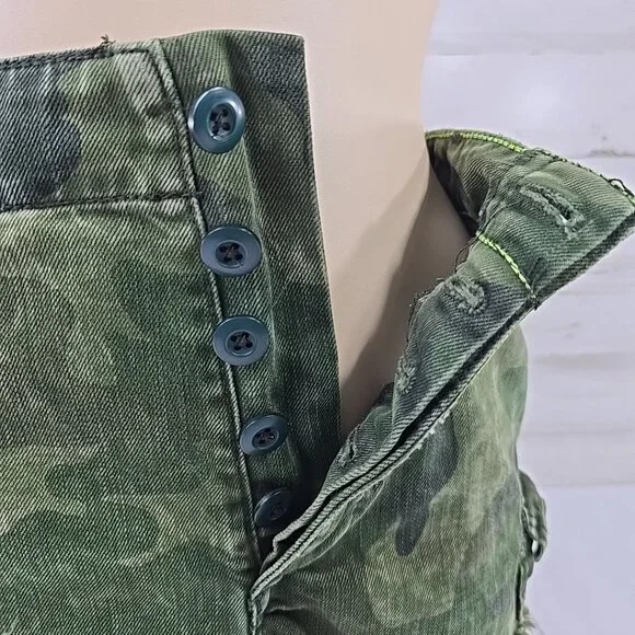 FREE PEOPLE WE THE FREE COMMANDER CAMO CARGO Cut-Off Shorts WOMEN'S SIZE 6 *EUC*